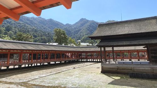 厳島神社・西廻廊と能舞台
