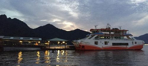 宮島桟橋・夜のフェリー乗り場